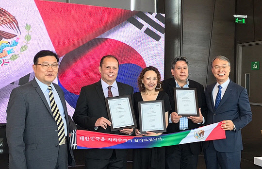 위니아전자 관계자들과 멕시코 한국전쟁 참전용사 유가족들이 최근 멕시코에서 진행된 '멕시코 참전용사 초청 감사회'에서 기념사진을 촬영하고 있다. <위니아전자 제공>